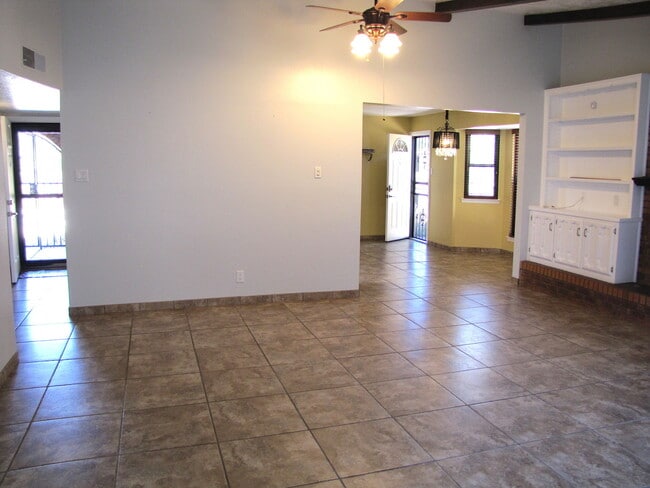 Building Photo - Amazing NE Heights Home! Tile Floors! This one won't last long!!
