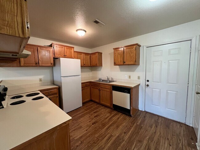 Building Photo - Top/2nd floor 2BR unit