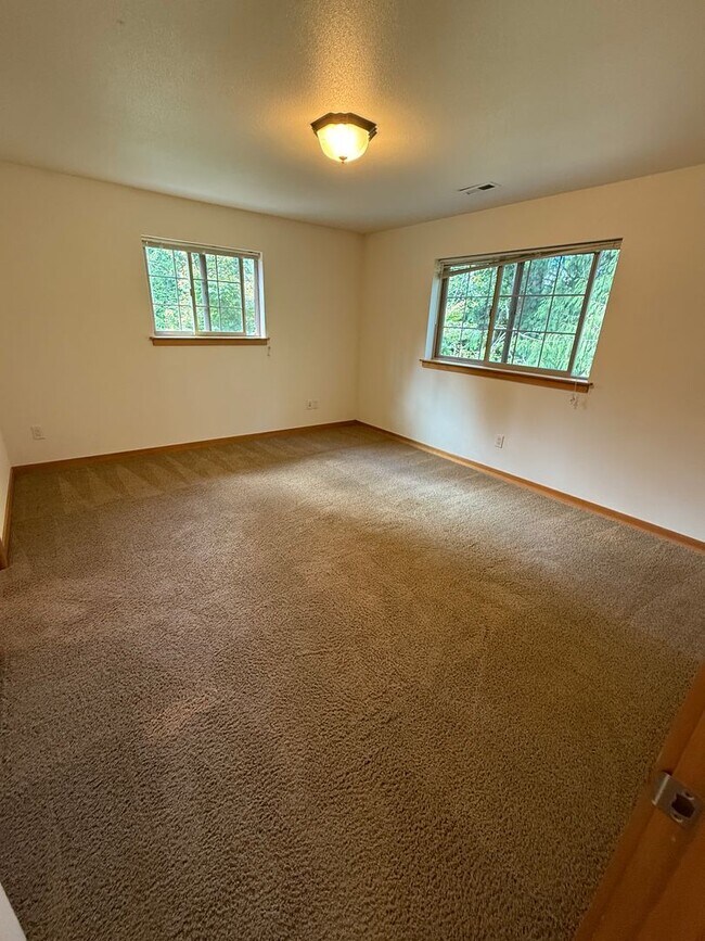 Building Photo - 4 bdrm/2.5 bath Custom Home on the Southside