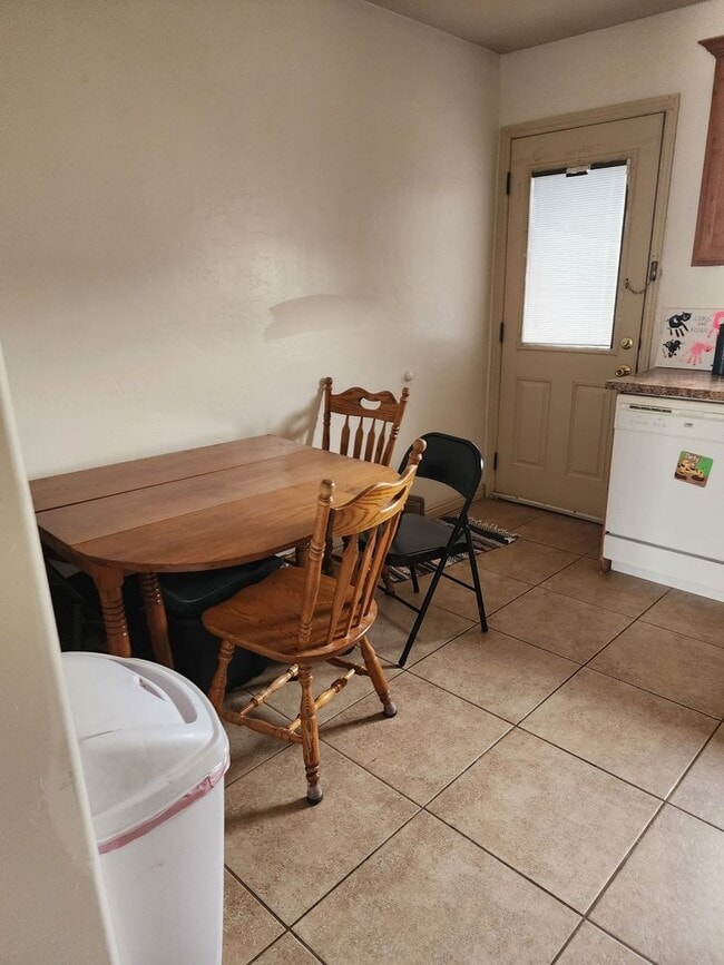 Building Photo - Charming Twinhome