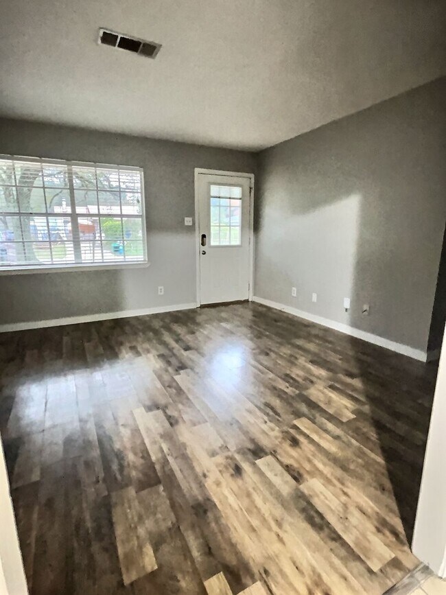 Building Photo - Spacious 4-Bedroom, 2-Bathroom Home in Ocean Springs – Prime Location & Move-In Ready!