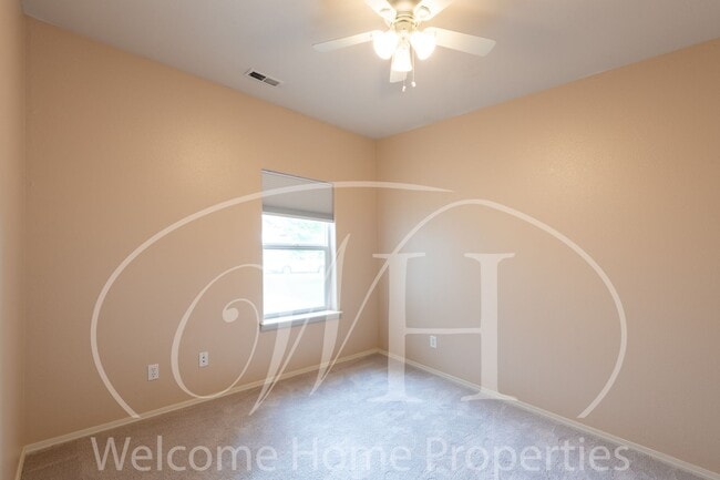 Building Photo - Beautiful 3 Bedroom Home With Fenced Backy...