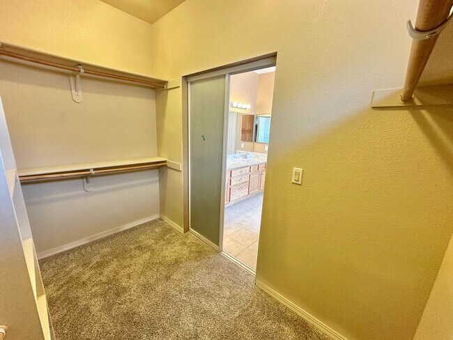 Building Photo - Beautiful 3 bedroom, 3 bathroom home with ...