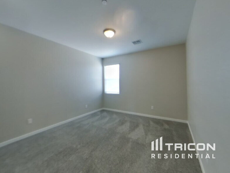 Building Photo - 4535 E Grandview St
