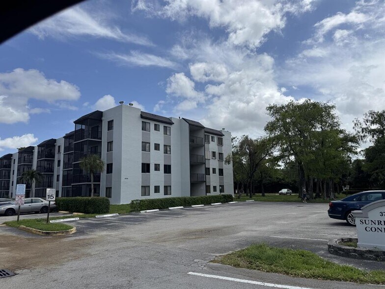 Building Photo - 3710 N Pine Island Rd