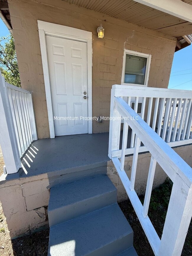 Building Photo - 1/1 Ybor Cottage- Move in Ready