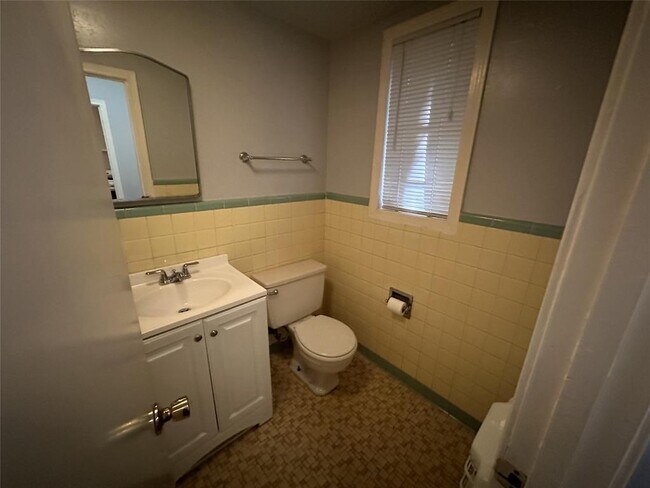 Building Photo - 1009 W 25th St