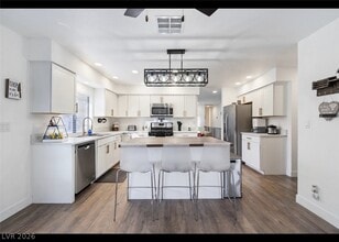 Building Photo - 712 Glen Abbey Cir