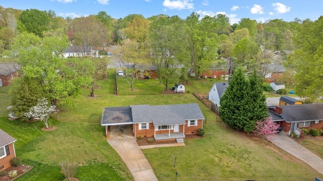 Building Photo - 205 Fieldstone Cir