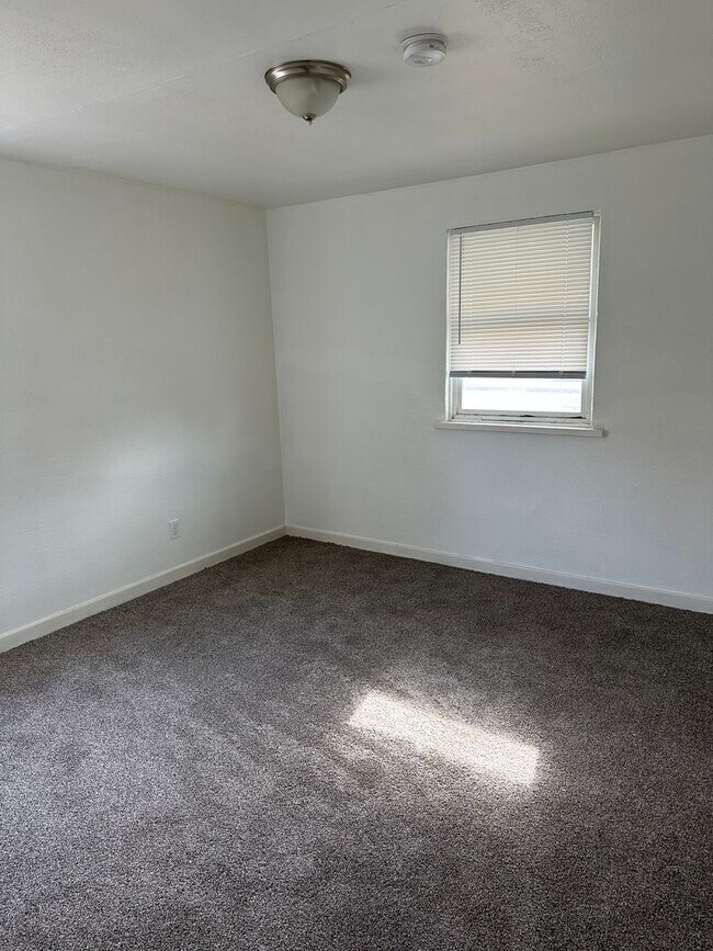 Building Photo - 3 Bed 1 Bath Shadle Park Home - Large Garage