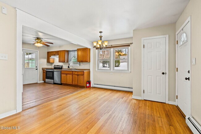 Building Photo - 165 S Pine Ave