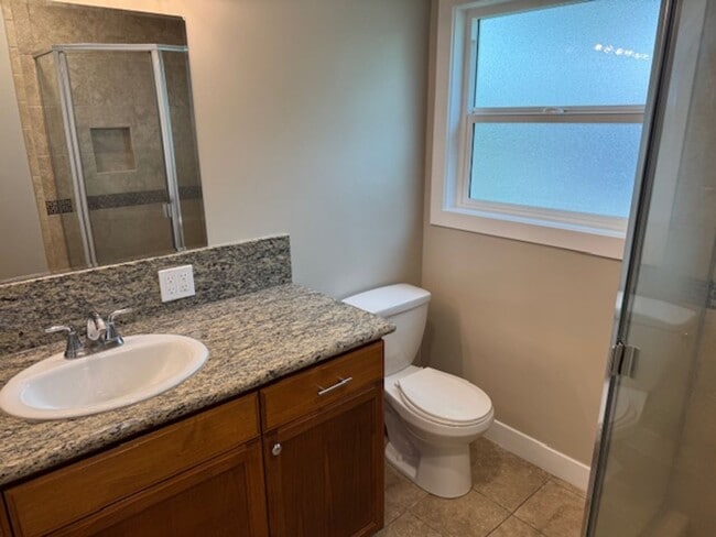 Building Photo - Newly Renovated 4 Bedroom 2 Bath home, wit...