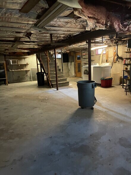 Building Photo - 139 Buck St