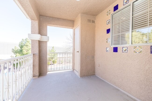 Building Photo - Available! 2 Bedroom Townhome inside Pacif...