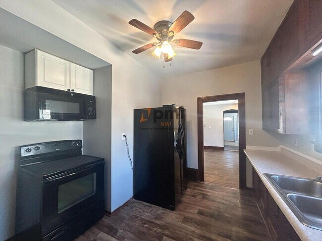 Building Photo - 6 Willow St