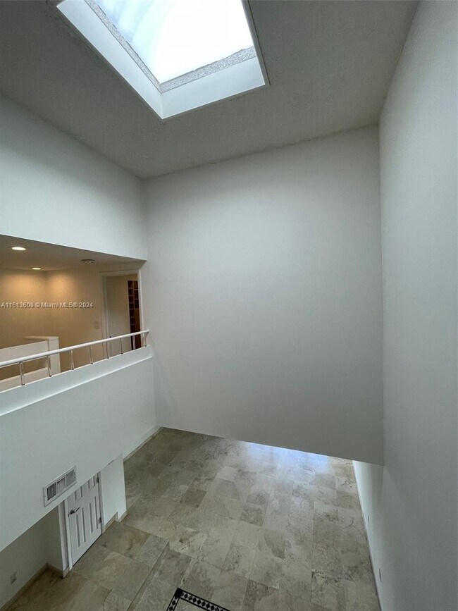 Building Photo - 335 Poinciana Island Dr