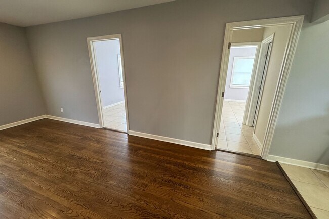 Building Photo - Modern 3 bed / 2 bath Apartment for Rent -...