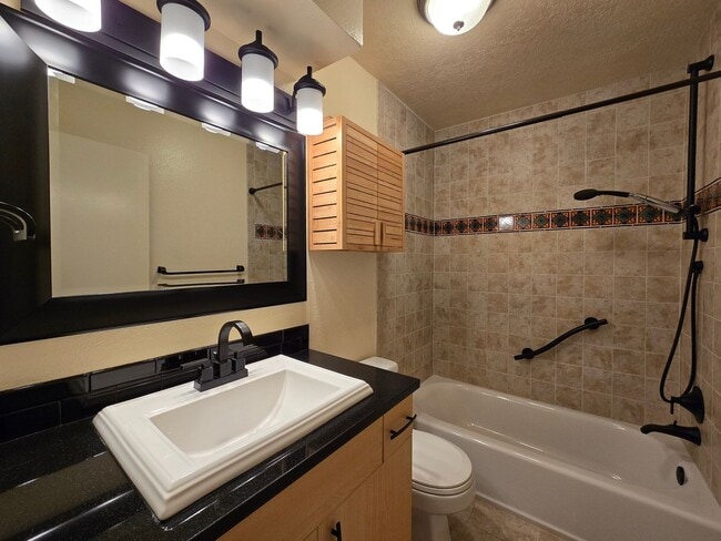 Building Photo - 941 Calle Mejia