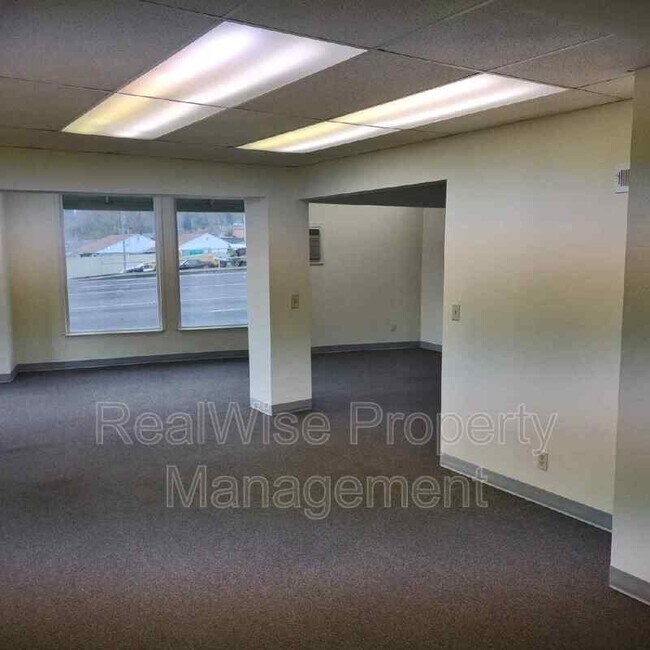 Building Photo - 131 SE Main St