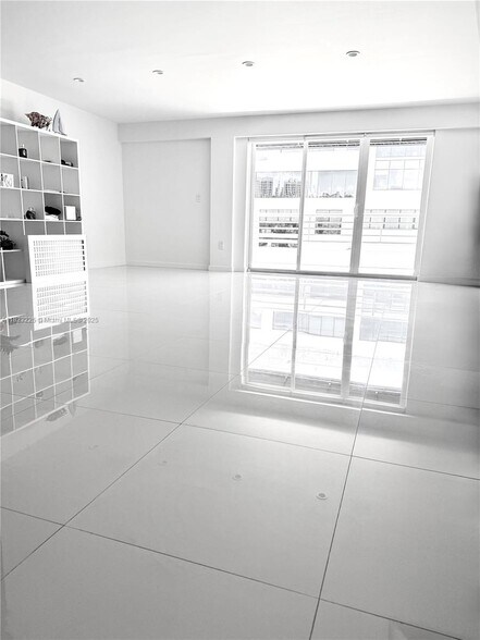 Building Photo - 3121 Commodore Plz
