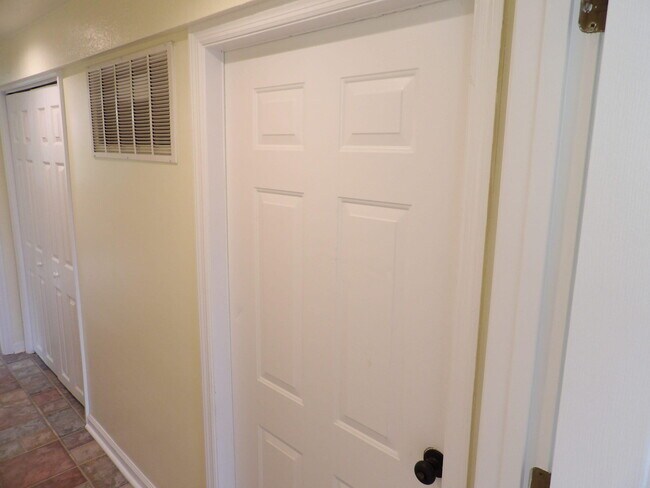 Building Photo - 102 Cedar Dr