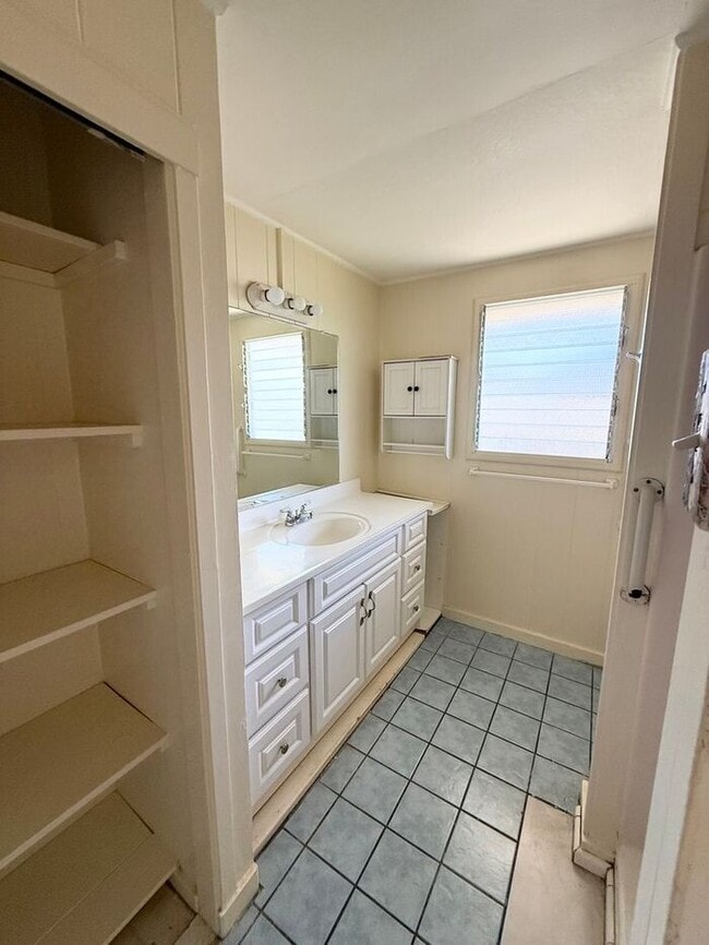 Building Photo - Pauoa Valley - 3 bedroom 1 bath house w/un...