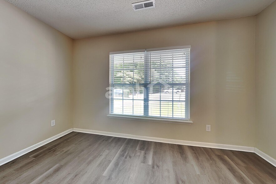 Building Photo - 5013 Springdale Dr