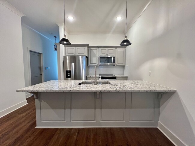 Building Photo - Spacious Two Bedroom Townhouse off Jeffers...