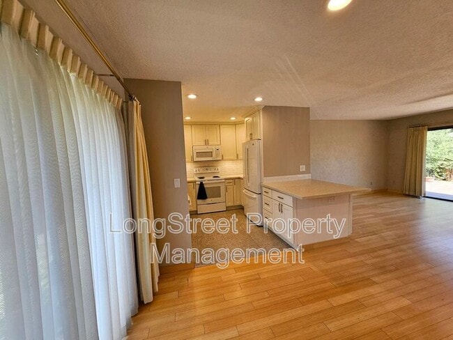 Building Photo - 12612 NE Prescott Dr