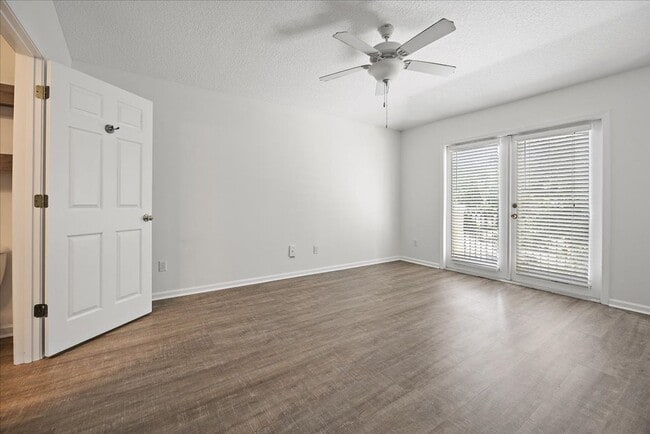Building Photo - Great Jax Beach Location!