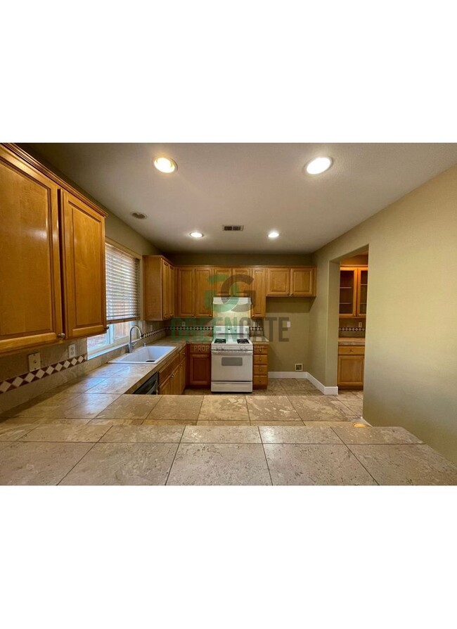 Building Photo - Price Reduced-545 Centre Ct Tracy Ready fo...