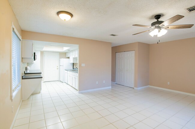 Building Photo - Great Townhouse in Central Pensacola