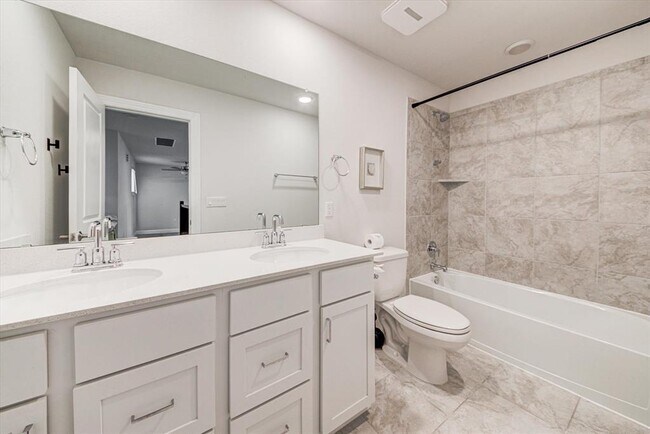 Building Photo - 15610 Ellinger Dr