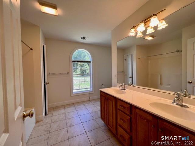 Building Photo - 242 Upper Pattagansett Rd