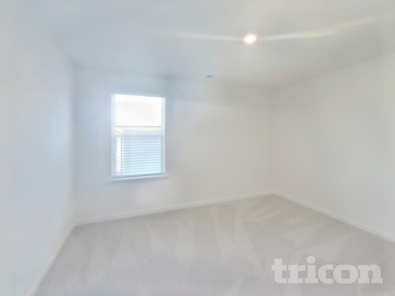 Building Photo - 1940 Logan Ln