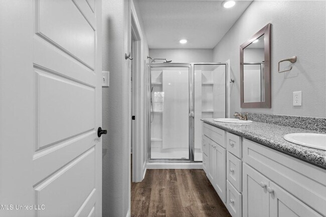 Building Photo - 3 Bed / 2 Bath Home – Modern Finishes & Convenient Location