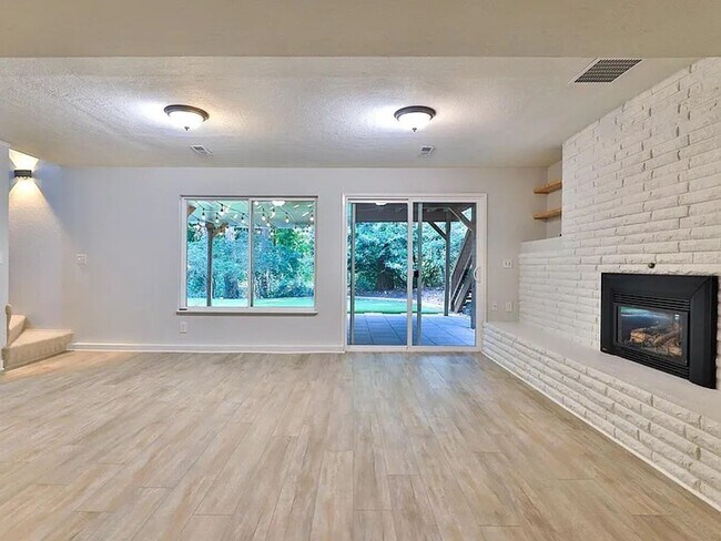 Building Photo - Remodeled Bellevue Home