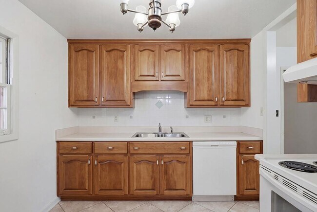 Building Photo - 2101 Goldendale Ln