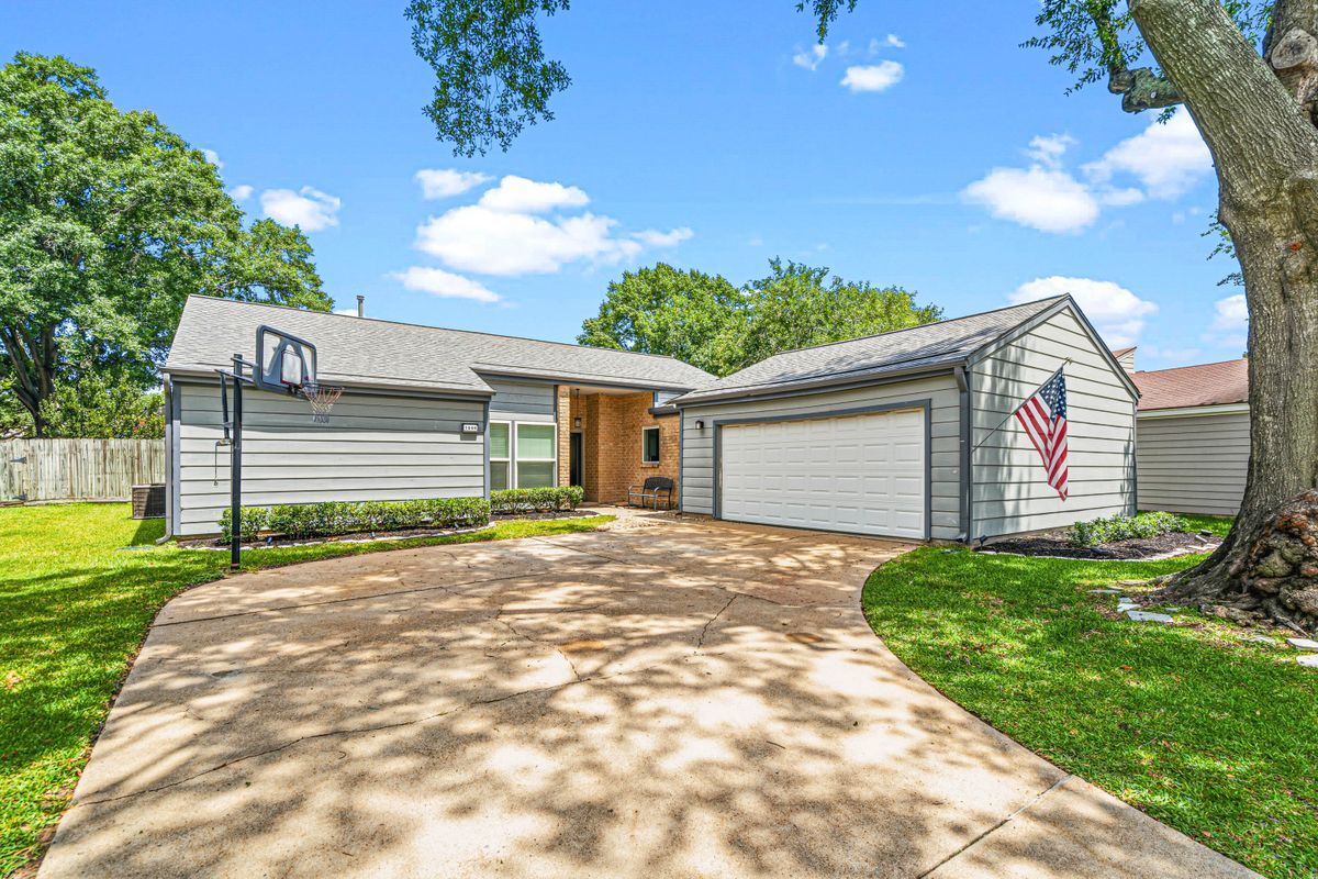 Building Photo - 1046 Apache Falls Dr