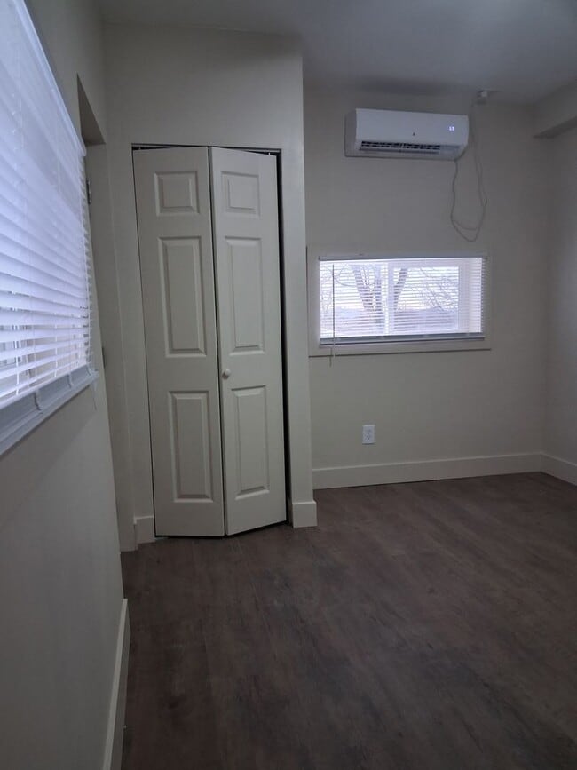 Building Photo - Quaint Newly-renovated Bungalow