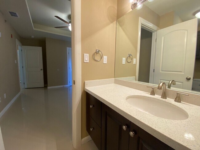 Building Photo - 3Bed/2.5 Bath Townhome, Mcallen TX