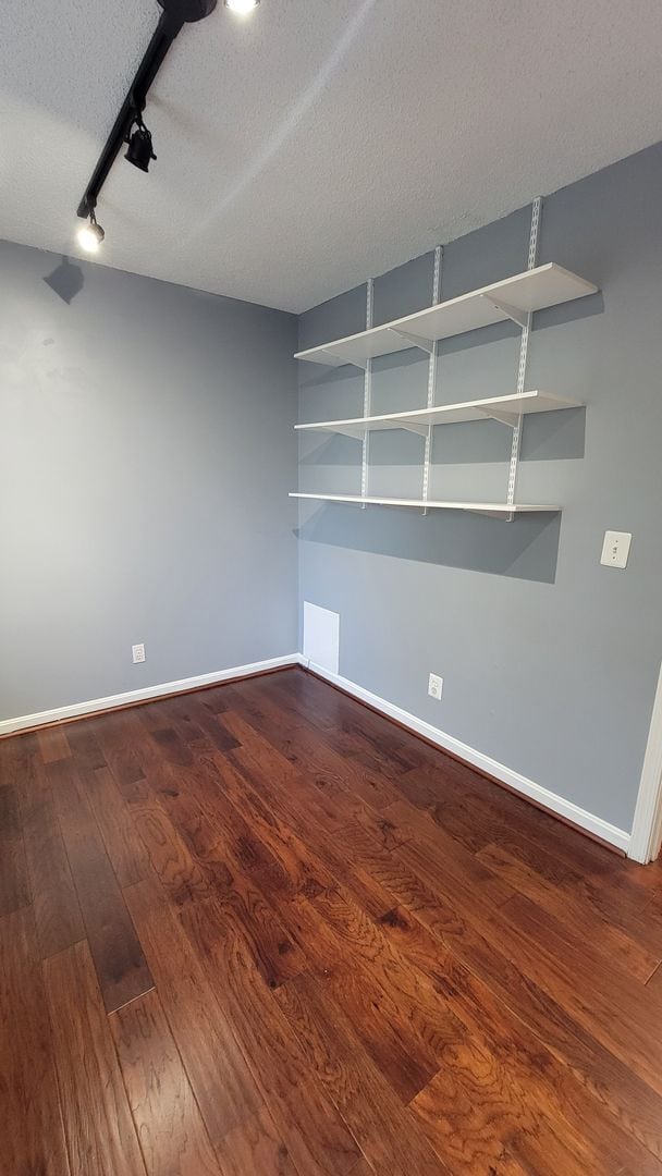 Building Photo - Beautifully Maintained Townhome in Downtow...