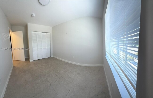 Building Photo - 11810 NE 19th Dr