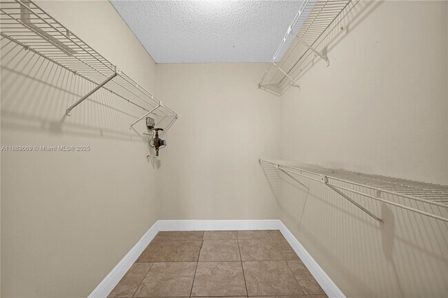 Building Photo - 8120 Geneva Ct