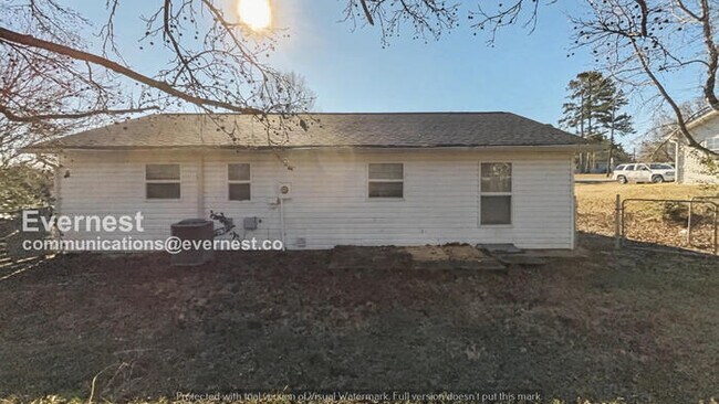Building Photo - 3 Bed, 2 Bath Home with Off-Street Parking / Pet-Friendly / Vouchers Accepted / Available Now!