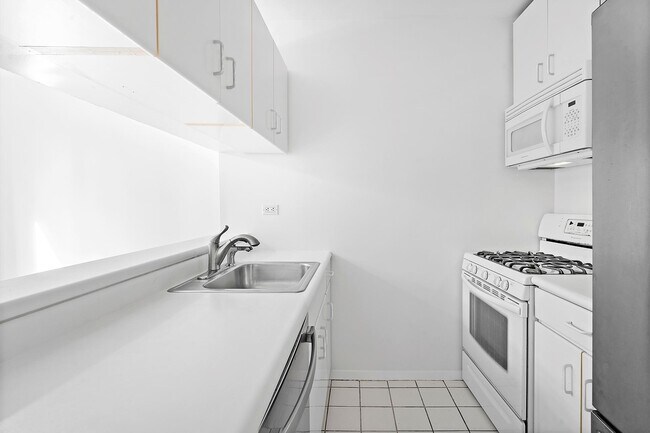 Building Photo - 15 W 61st St