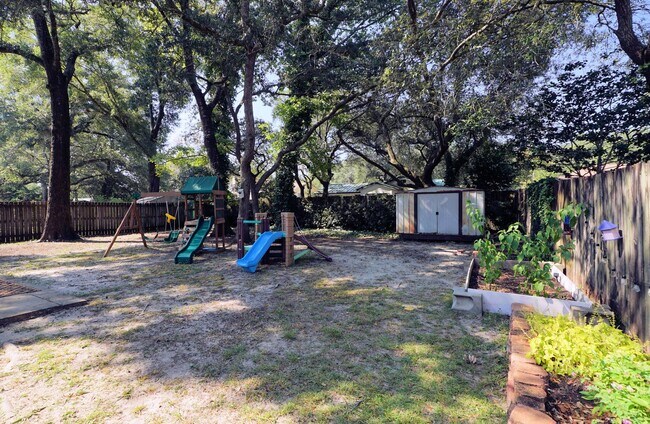 Building Photo - Central Niceville Location