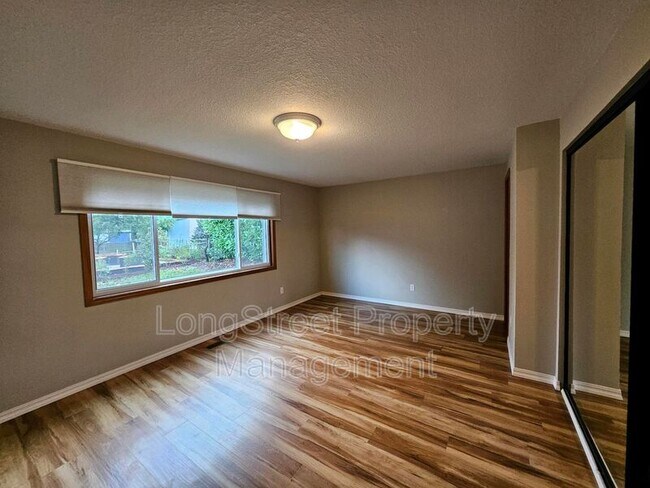 Building Photo - 5030 NE Roselawn St