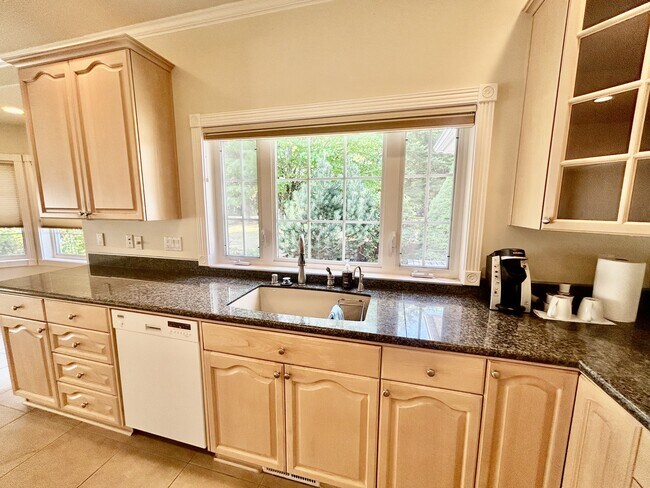 Building Photo - 560 E Maberry Dr