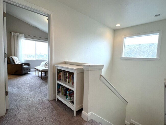 Building Photo - Welcome to this charming 3 bed 2.5 bath home with access to a community pool, just off Deer Flat ...